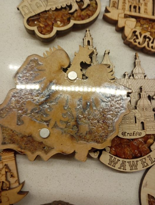 Różne magnesy na lodówkę