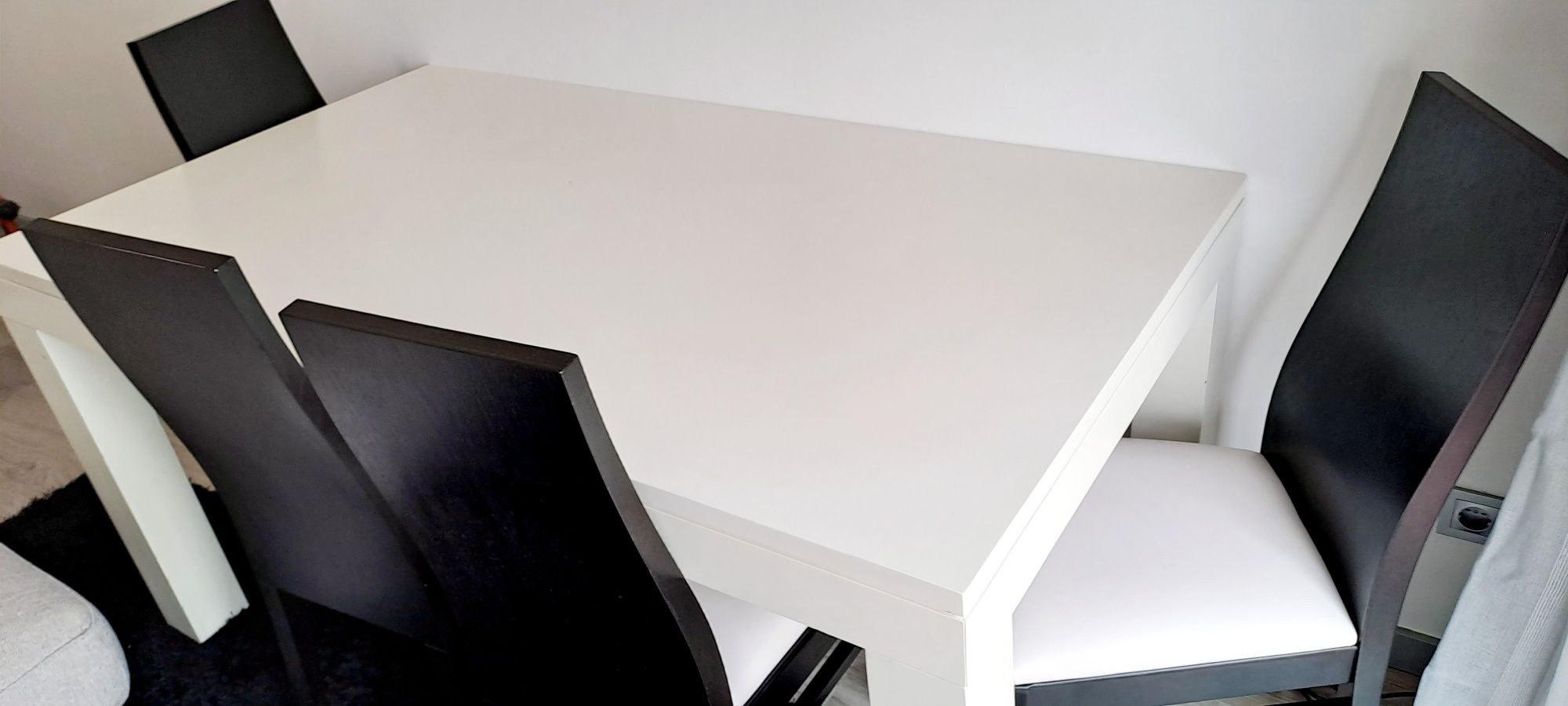Mesa de Jantar Branca Extensível e 4 Cadeiras