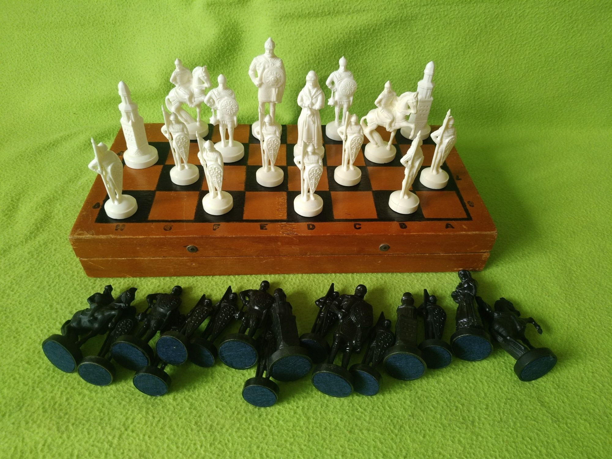КИЕВСКАЯ РУСЬ (витязи) шахматы, шахи ＋ доска в ПОДАРОК! шахматы (1975г