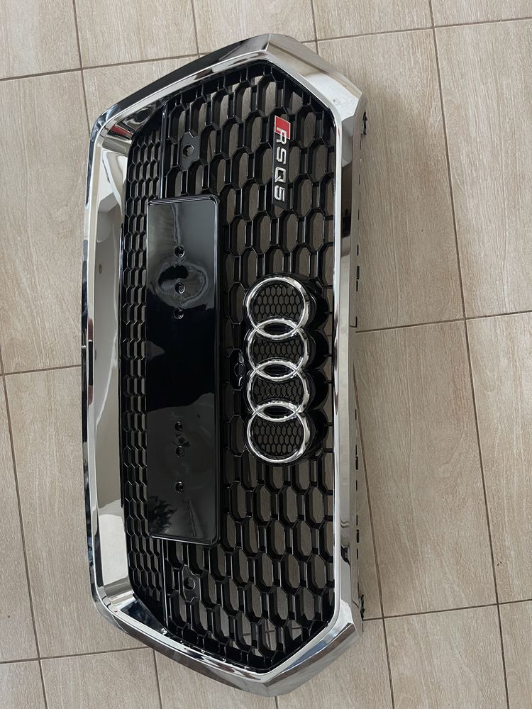 Решітка радіатора в стилі RS на Audi Q5 2016-2020