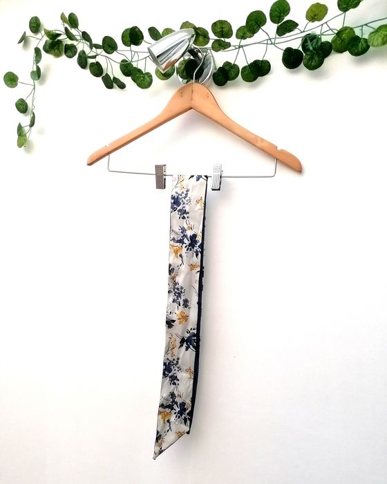 Lenço Florido em tom azul