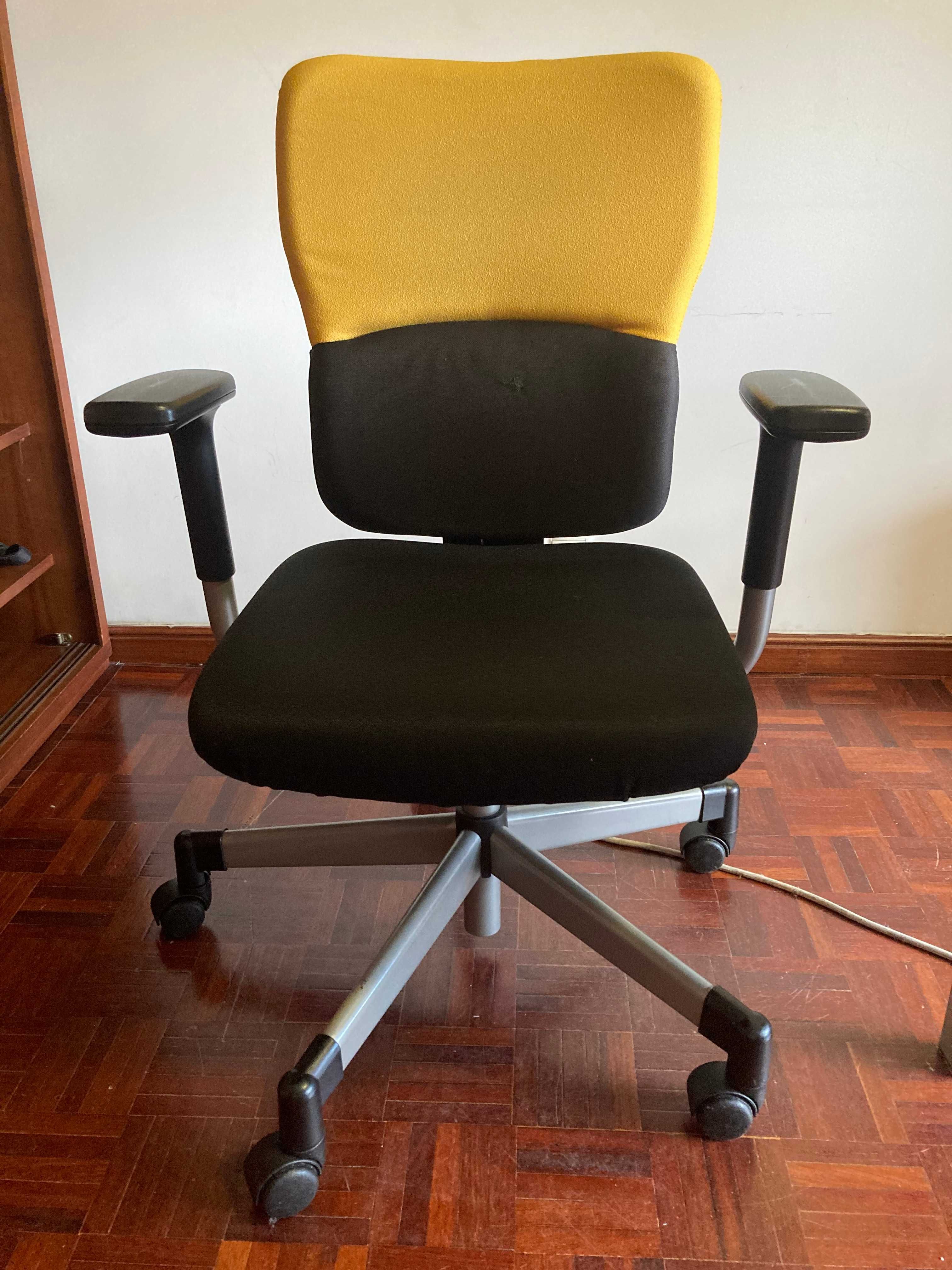 Cadeira ergonómica, em tecido amarelo e preto