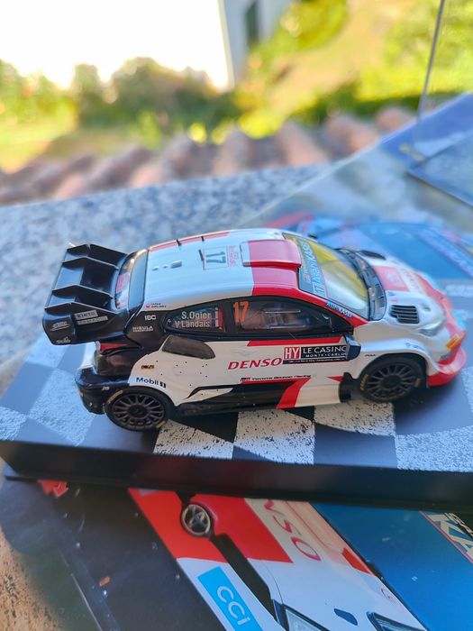 Carro WRC miniatura Sebastian Ogier Toyota Yaris Hybrid