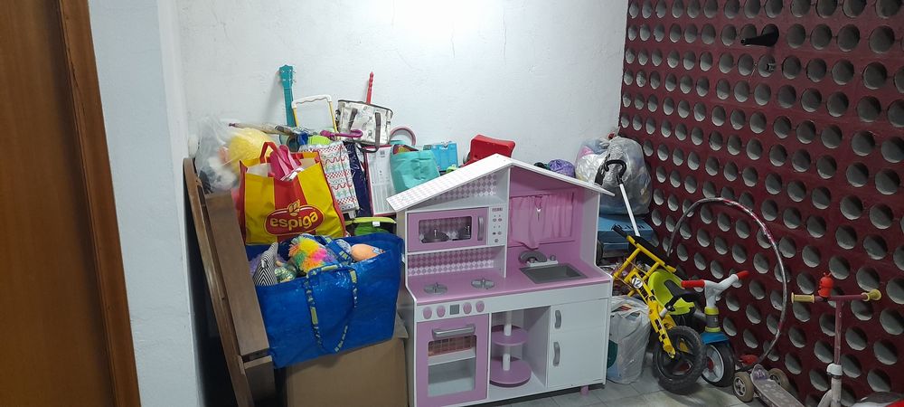 Dezenas de brinquedos.