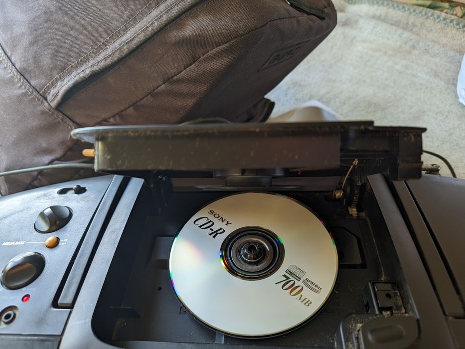 Vendo rádio portátil da Sony com leitor de CDs - modelo CFD-112