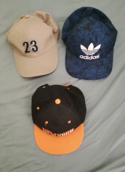 Продам кепки , Адидас и тд