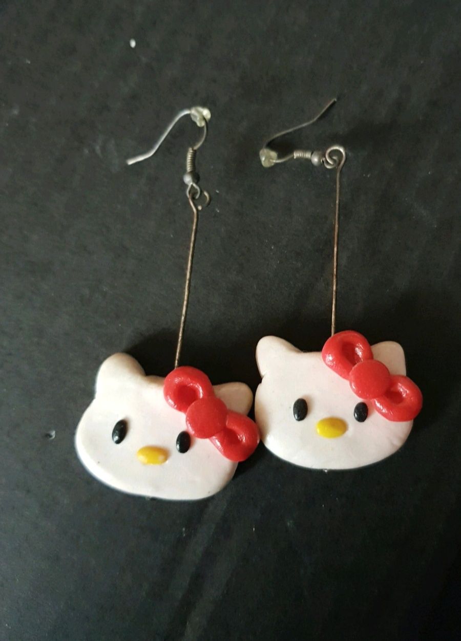 Kolczyki hello kitty 
Rękodzieło z modeliny 
Długie wiszące kolczyki
M