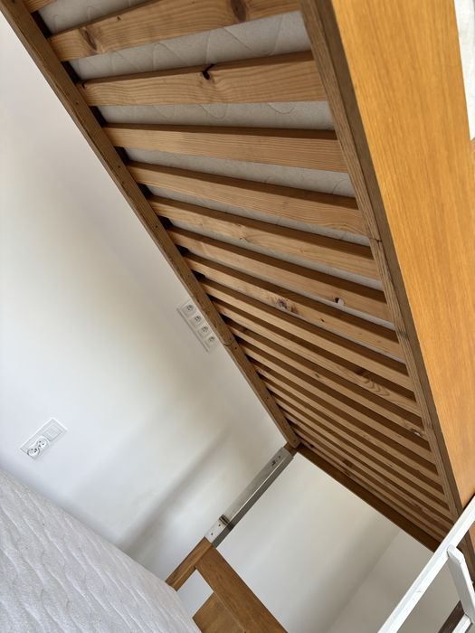 Łóżko dwupiętrowe dziedzięce drewniane z materacami