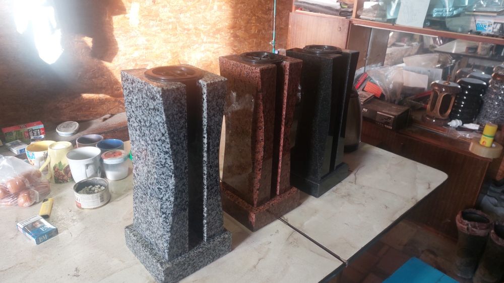 Гранітні вироби:пам'ятники,  вази, шари,балясини , колони.