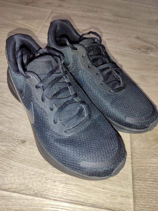 Кросівки для бігу Nike Revolution  FB2207-002 42р 27 см