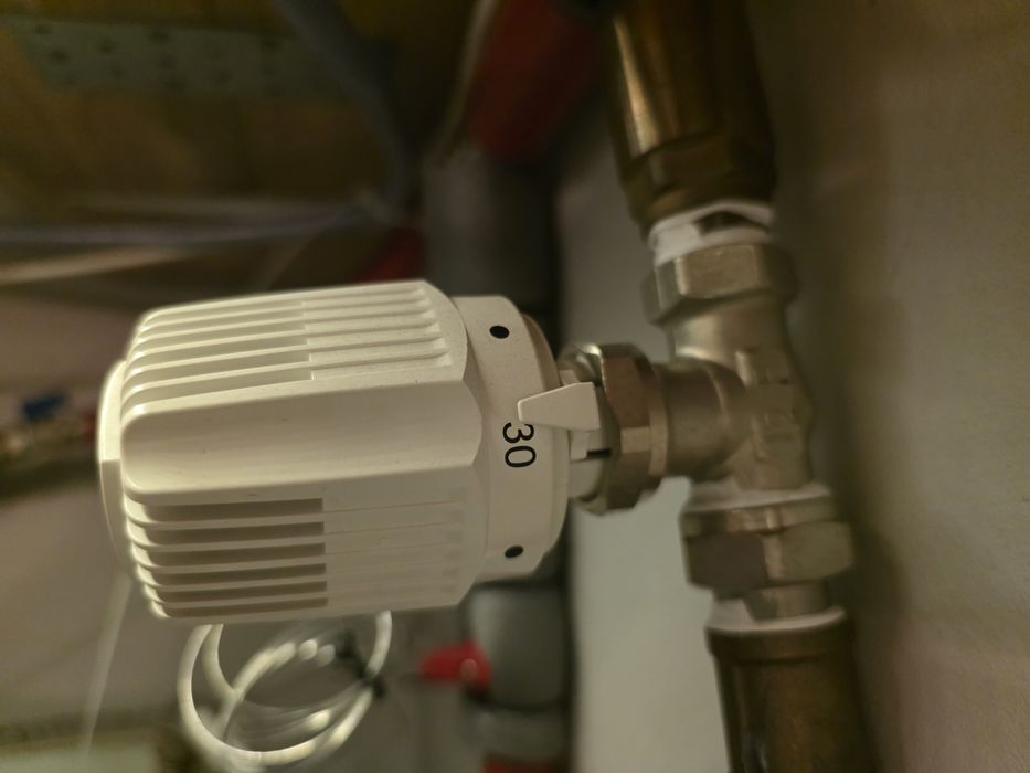 Zawór i głowica termostatyczna herz 20-50st z kapilarą.