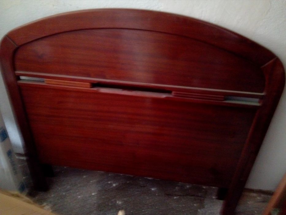 Vende-se cama de solteiro e colchão de casal
