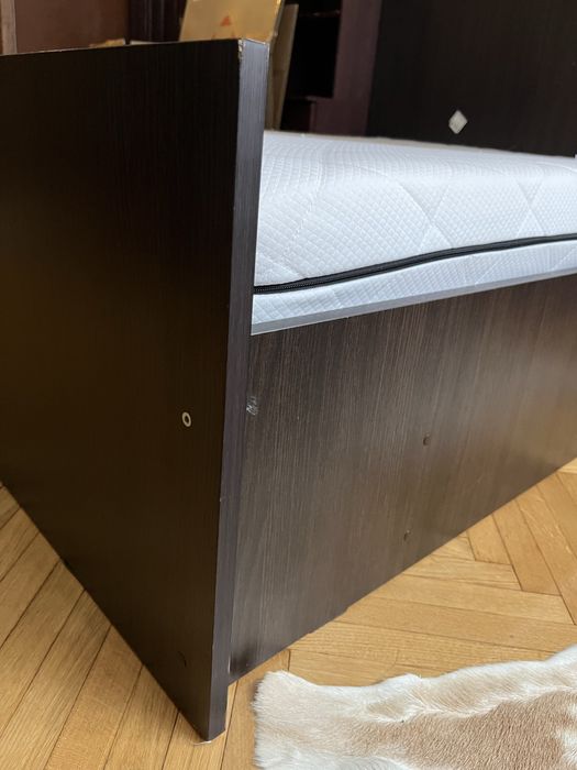 Ліжко і пінополіуретановий матрац