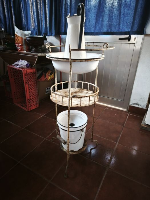 Lavatório antigo em ferro e loiça