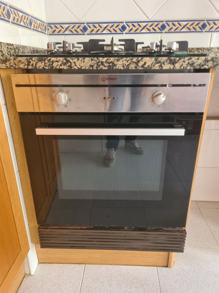 Forno Elétrico Indesit, a funcionar e em.bom estado