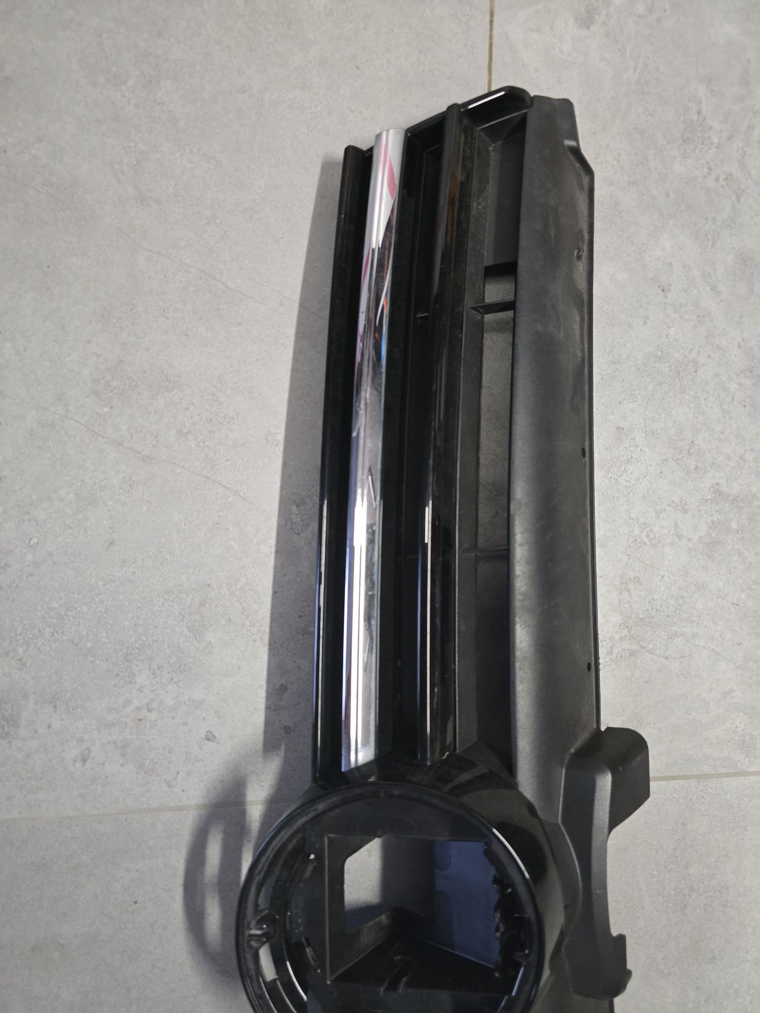 Grill VW 7 lift radar uszkodzony lekko