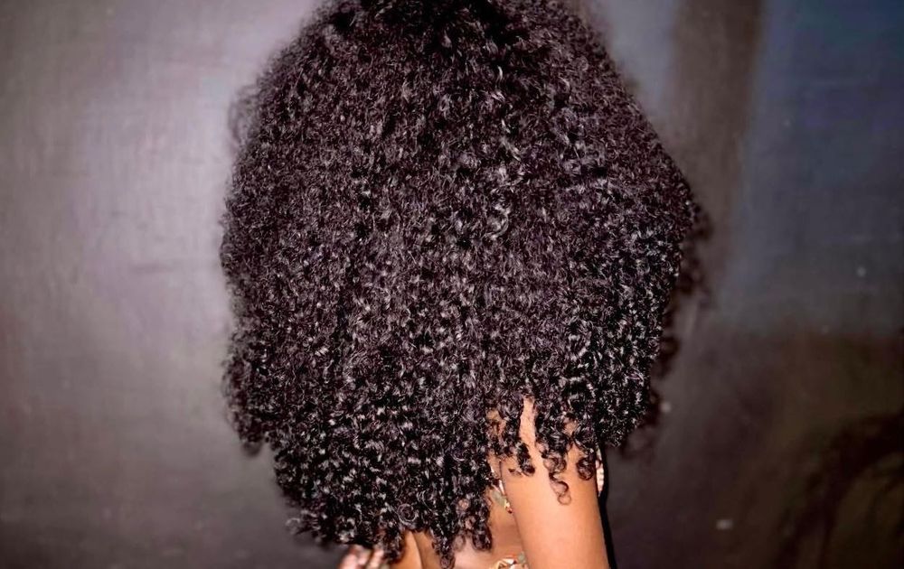 Peruca humana cacheada