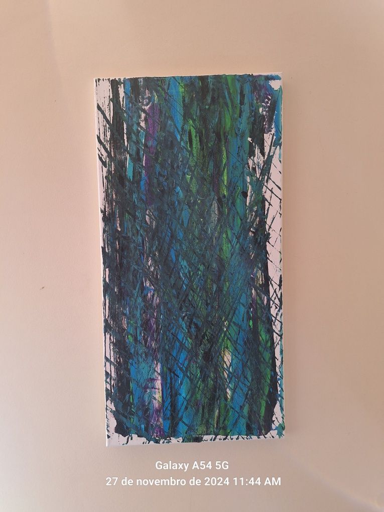 Tela com pintura em tinta acrílica.