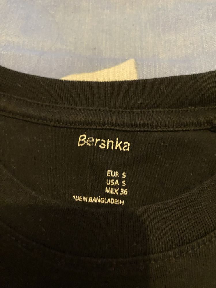 T-shirt preta bershka