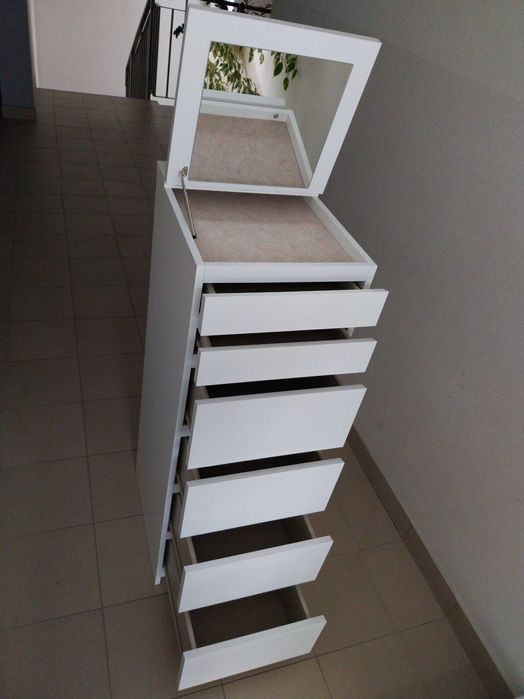 Komoda Ikea z szufladami i lustrem