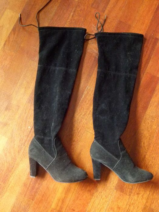 Botas pretas mulher tam 37 em muito bom estado.