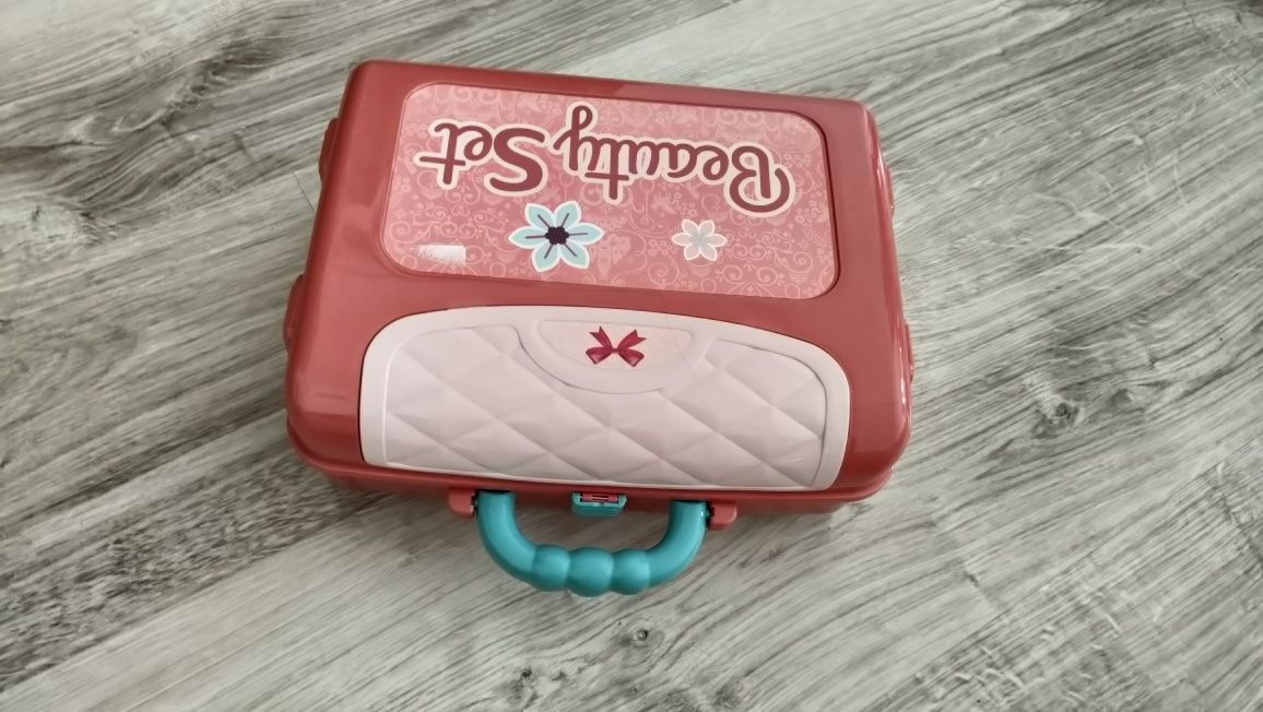 Toaletka z akcesoriami