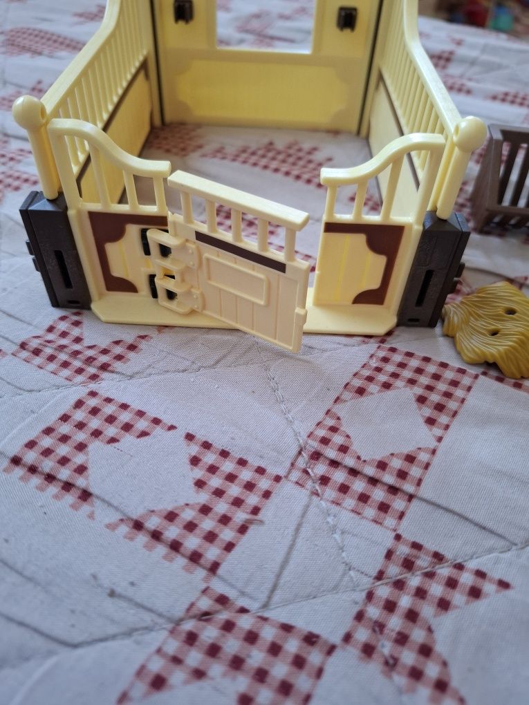Playmobil 70589 zestaw country koń z boksem