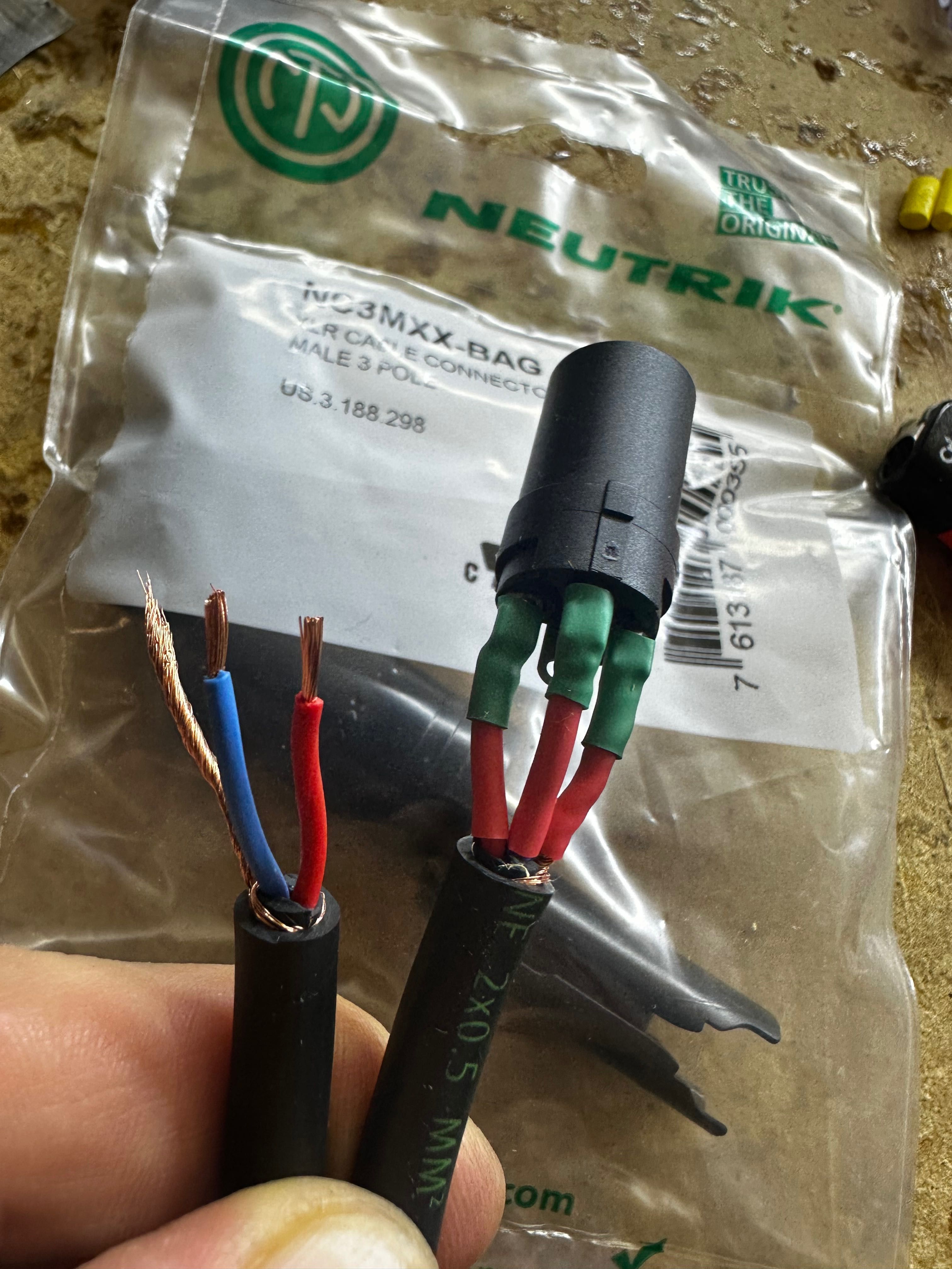 Kabel mikrofonowy Cordial CMK 250 Road - 10 metr. Neutrik sztuk 2