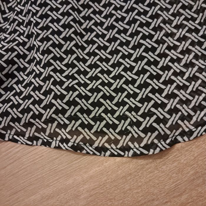 Zwiewna jesienna wzorzysta sukienka koszulowa