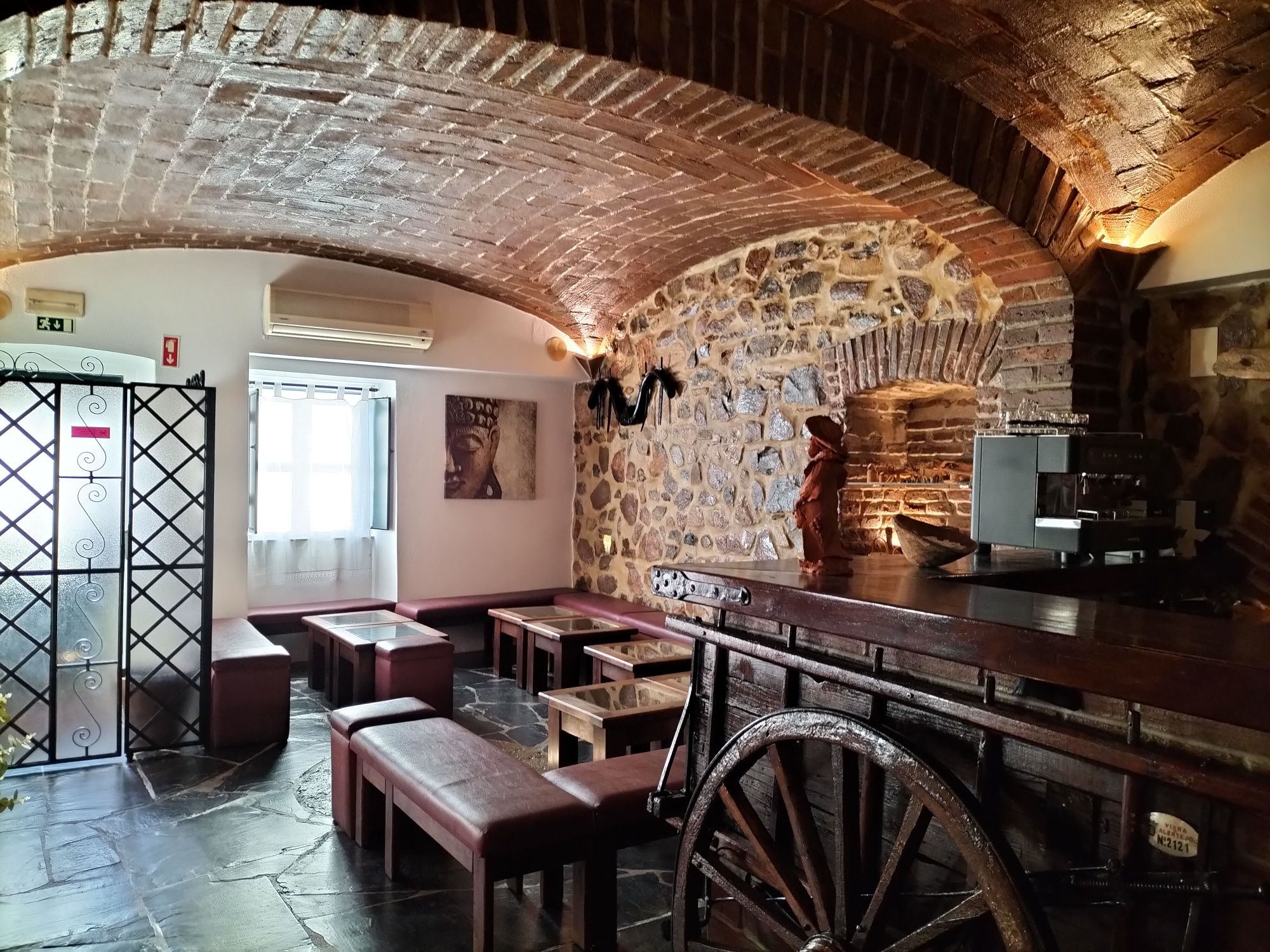 Vende-se prédio com restaurante no Alentejo