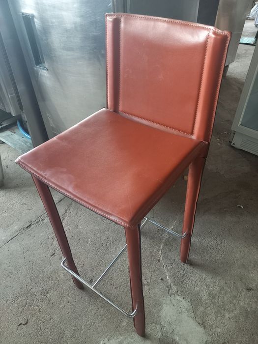 Bancos em cabedal 75cm de alto