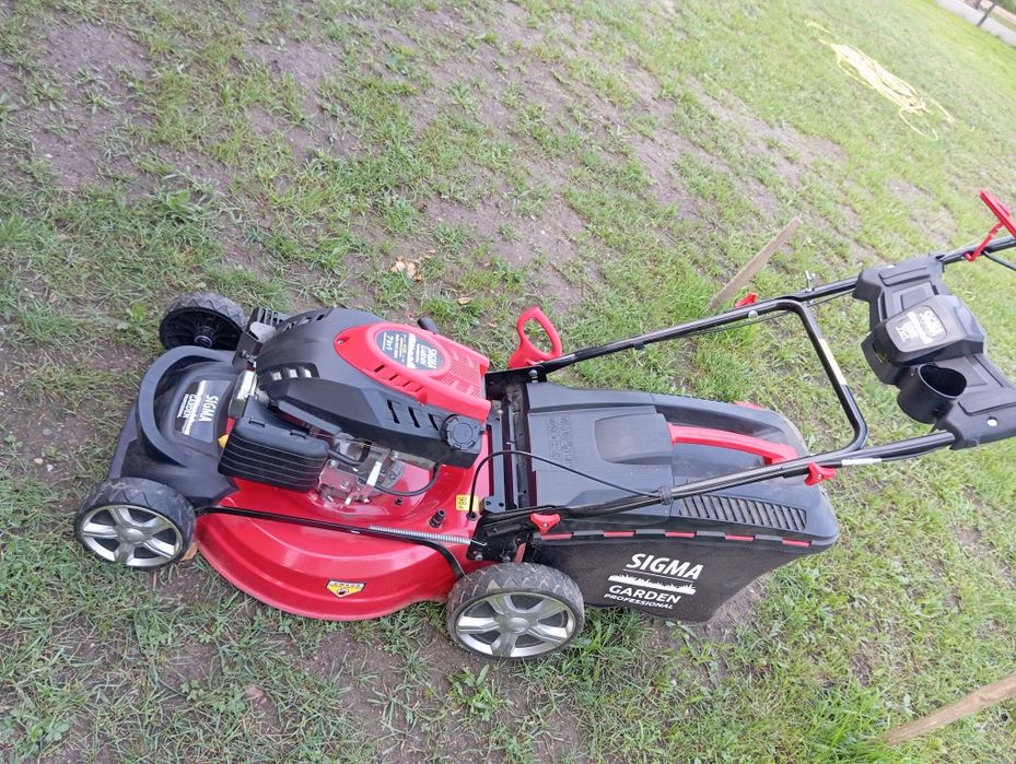 Nowa  kosiarka spalinowa z napędem  duża