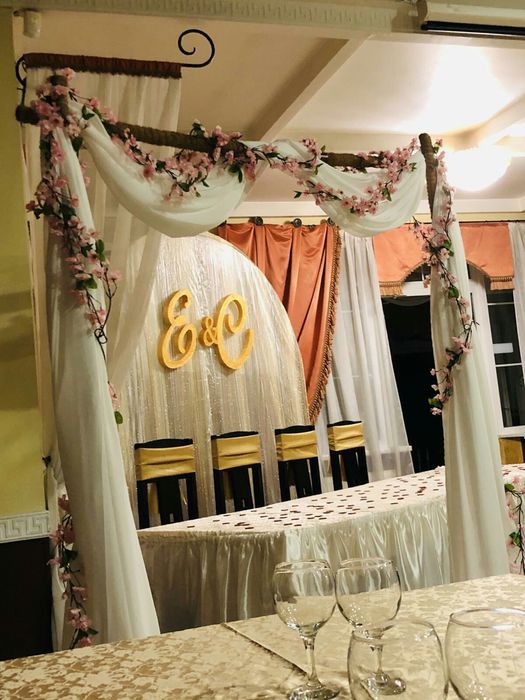 Свадебная арка и юбка на стол для молодых