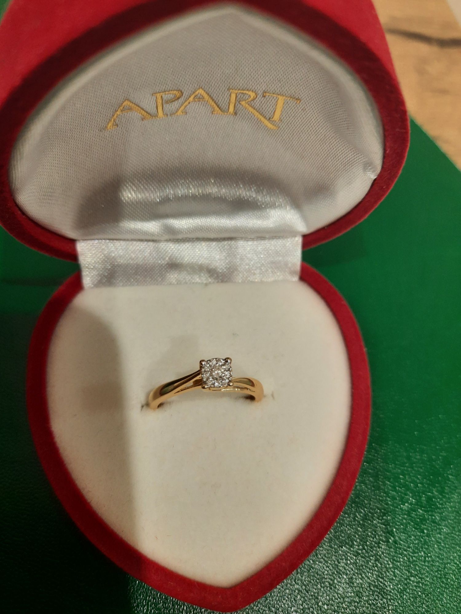 Złoty pierścionek z brylancikami APART