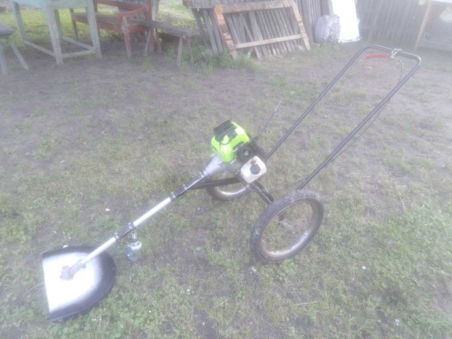 Бензиновый триммер для травы на колесах