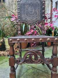 Cadeira rústica, estilo antiga monarquia.