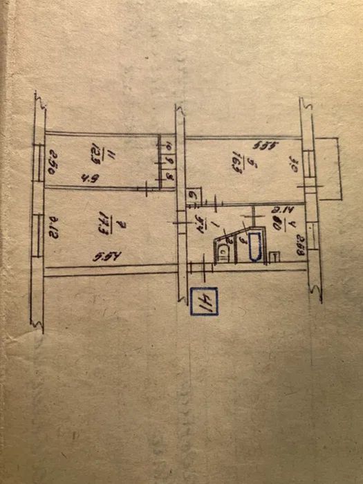 Продам трикімнатну квартиру 62 м² в центрі міста.