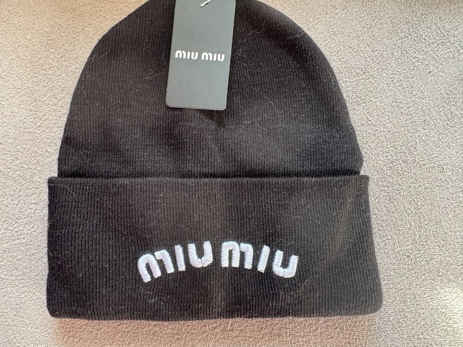 Czarna czapka zimowa miu miu