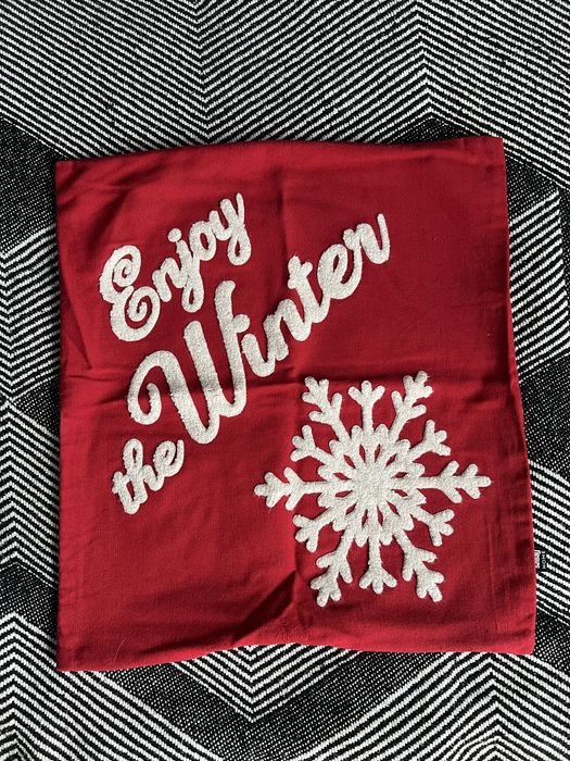 Czerwona świąteczna poszewka dekoracyjna ze śnieżynką Sinsay home