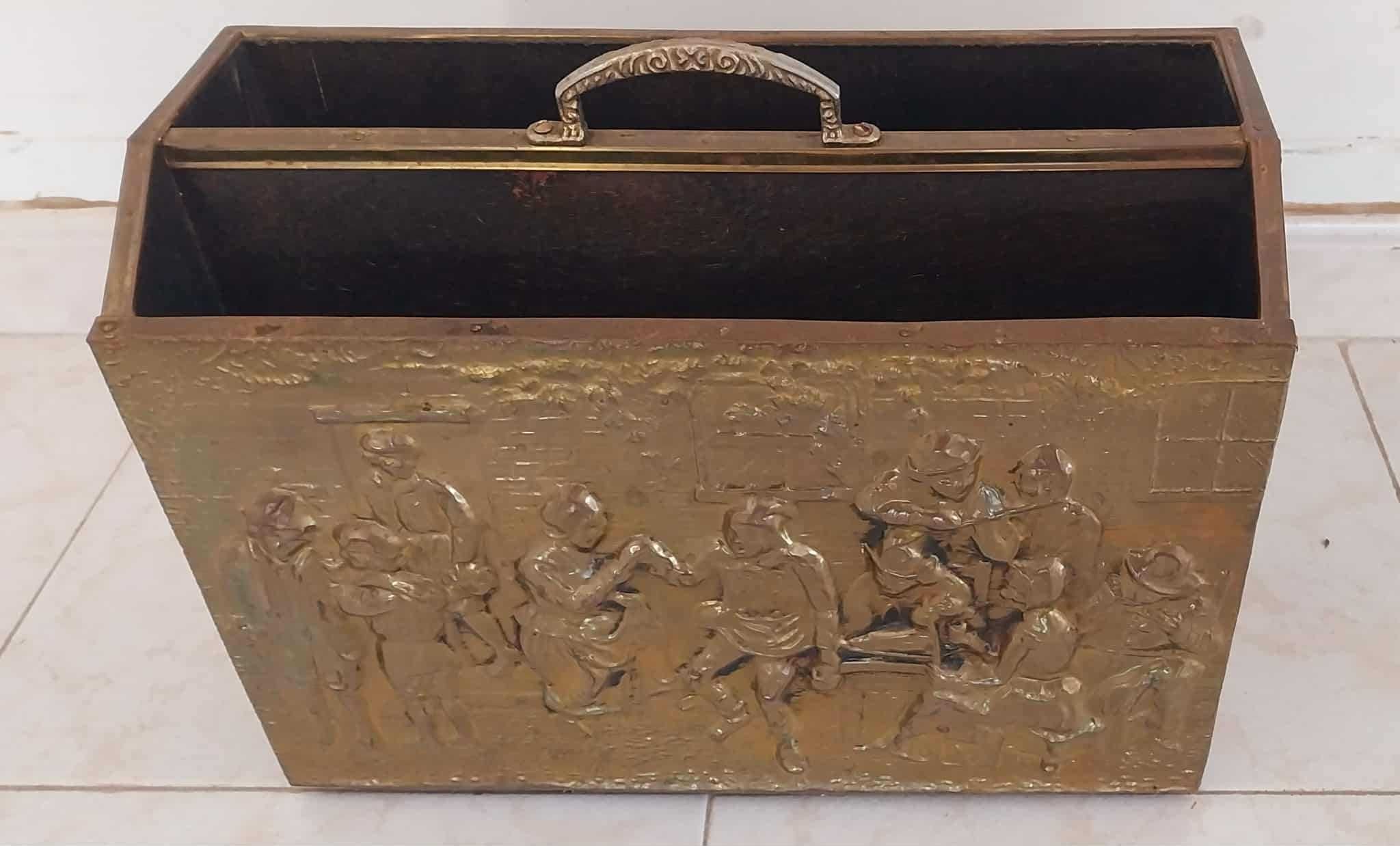 Porta Revistas VINTAGE forrada a Latão c/Figuras em Relevo RESTAURADO!