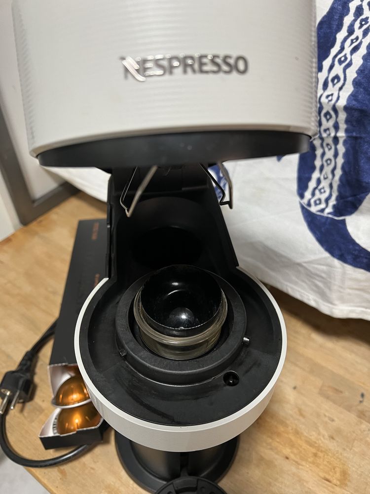 Maquina nespresso vertuo + capsulas