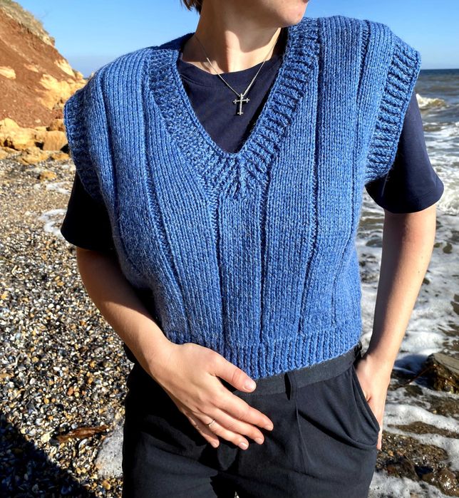 Трендова безрукавка (жилет) в'язана ручної роботи