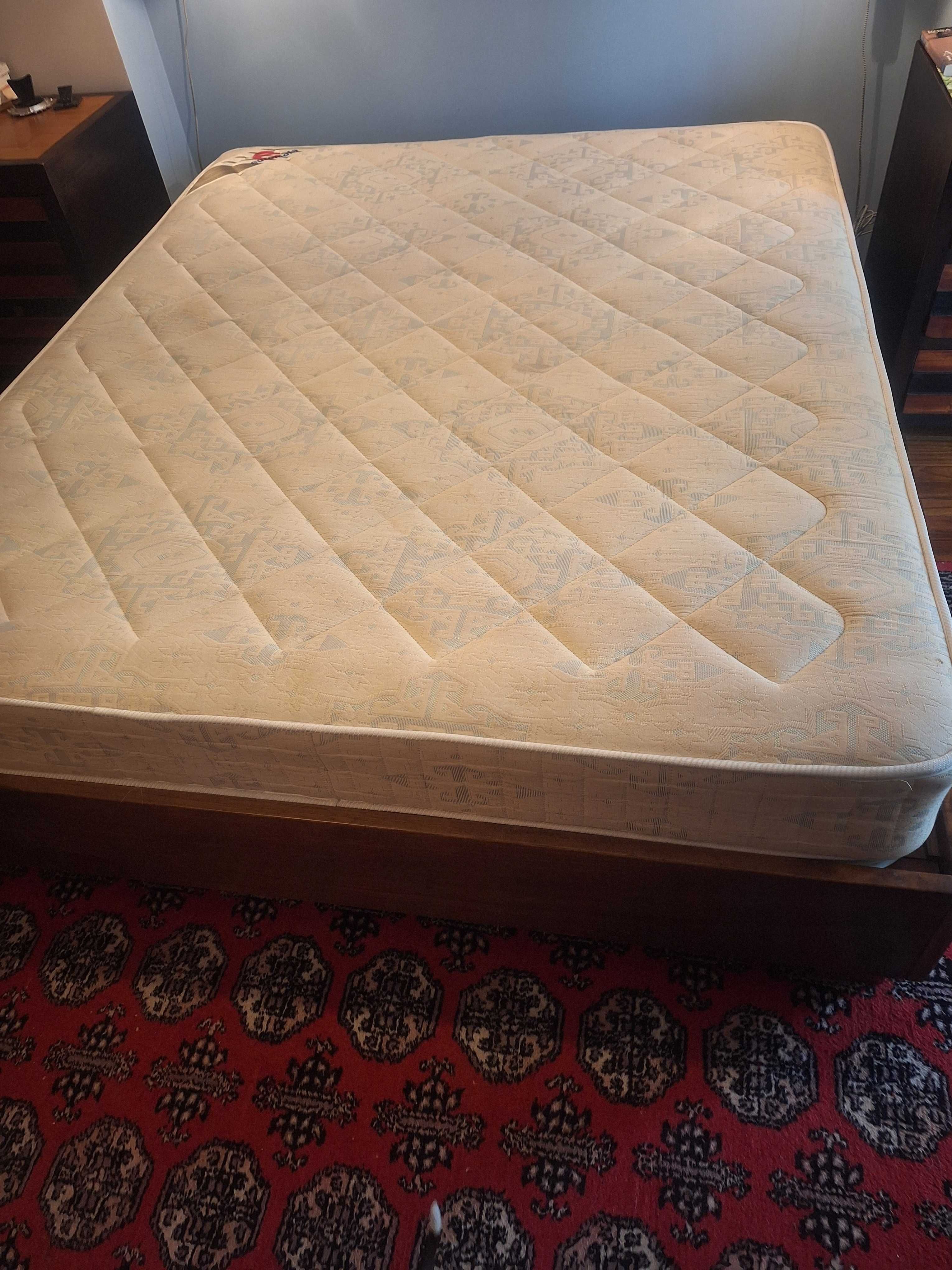 Cama/ sommier em madeira