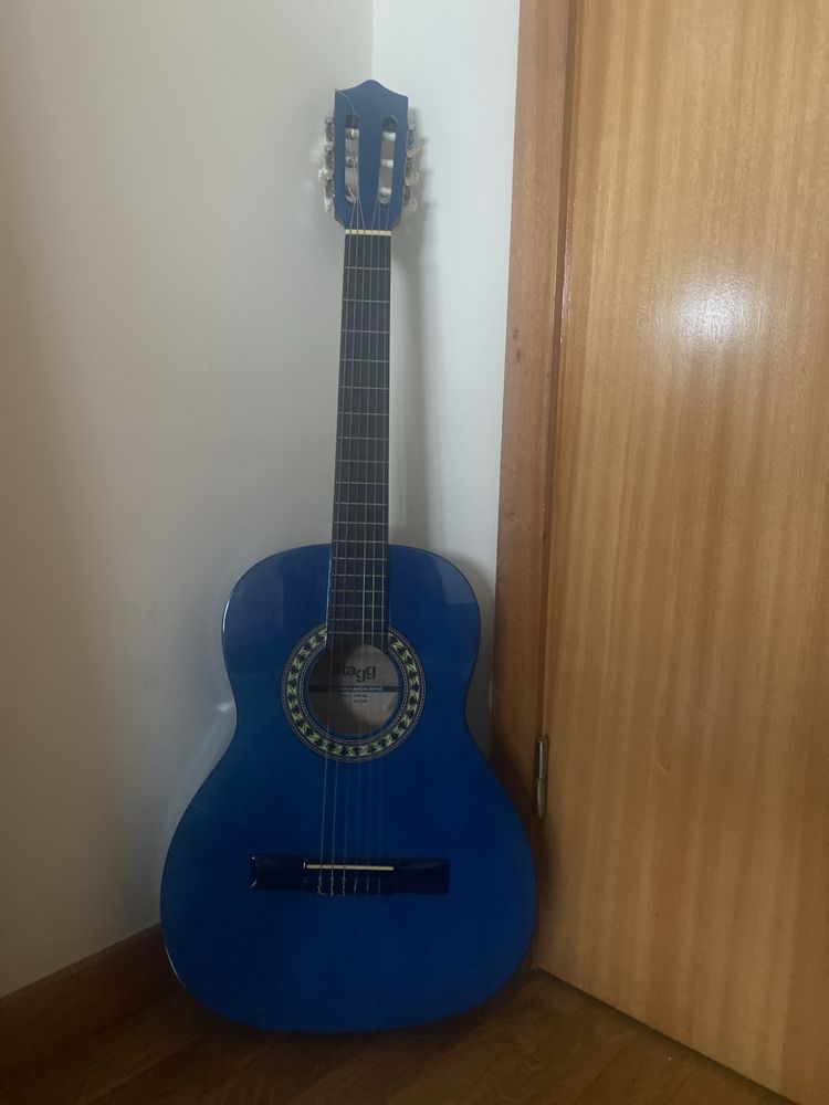 guitarra em bom estado azul