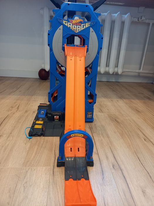 Трек хотвілс з паркінгом