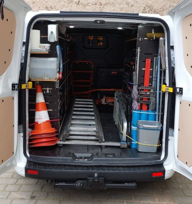 Regały do busa M100 zabudowa warsztatowa busa ze sklejki Radom