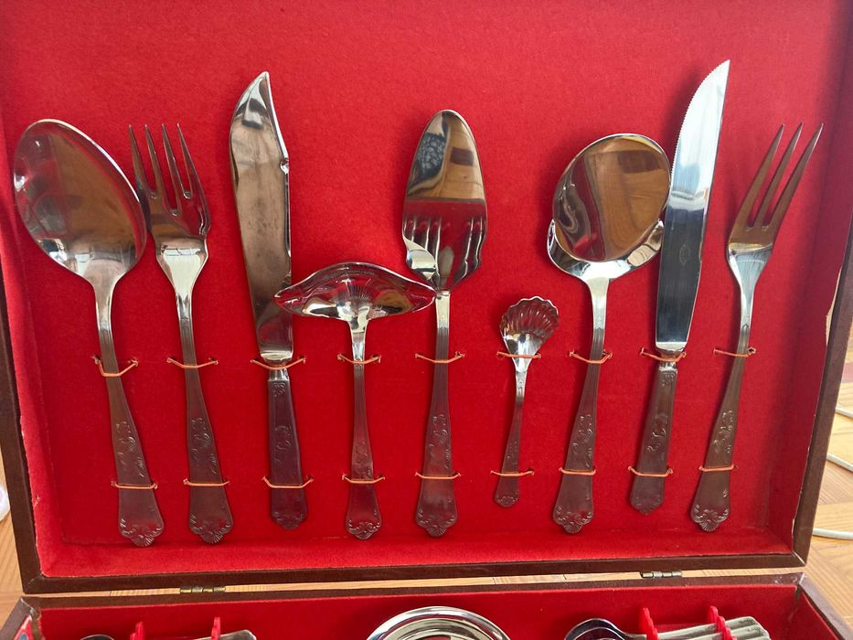 Faqueiro Antigo Miguel Guimarães 18-10 em caixa 131 peças