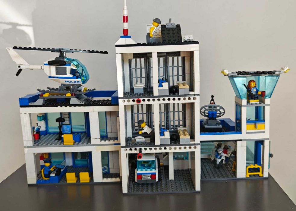 LEGO City 60047 Posterunek Policji (używany, kompletny, stan db)