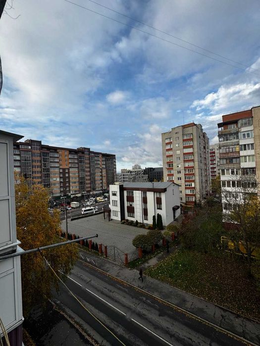 Продаж 2-кімнатної квартири на Виставці, вул. Зарічанська