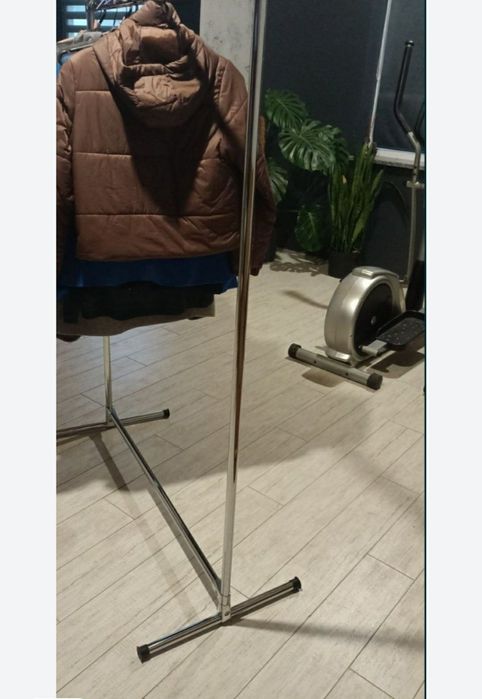 Продам напольну стійку вішак